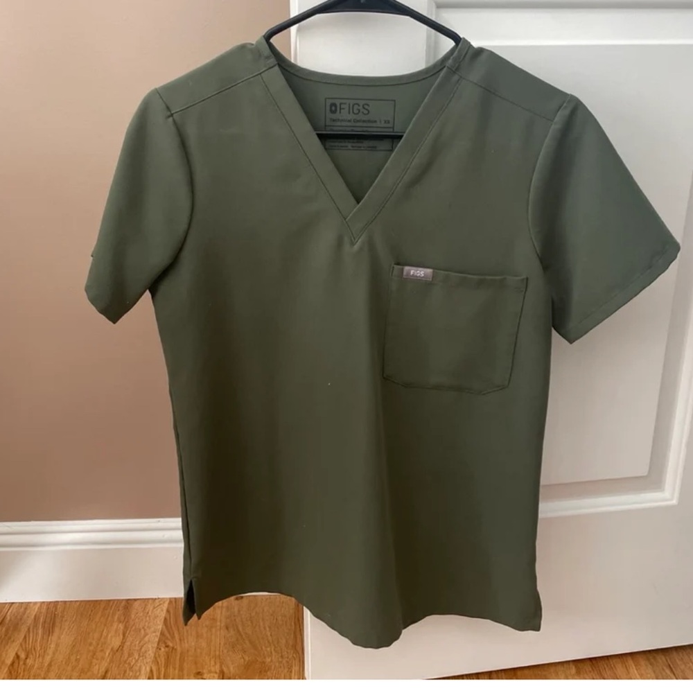 FIGS woman’s 1 pocket scrub top